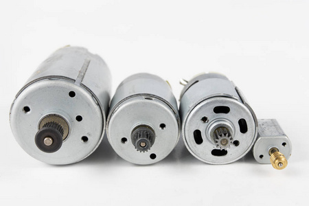 低压供电的电动驱动.白色背景照片