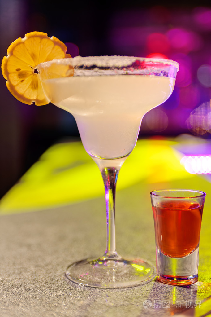鸡尾酒在酒吧夜总会与鲜艳的色彩
