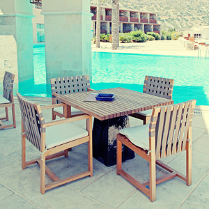 带游泳池和室外家具的夏季酒店露台希腊