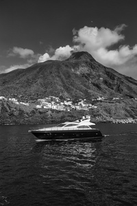 在意大利的斯特龙博利火山岛附近的豪华游艇