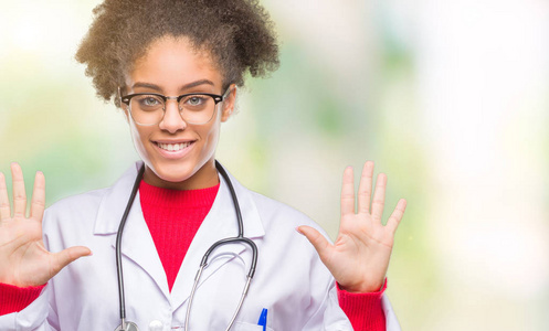 年轻的美国黑人医生妇女在孤立的背景显示和指向手指数十, 而微笑着自信和快乐