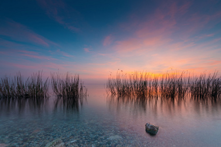 多彩条蓝色日落时草湖 gardasee