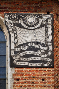 日晷的圣玛丽教堂中殿南墙上图片