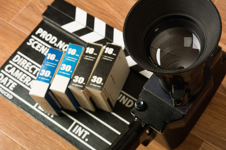 电影拍板与电影的老电影摄影机。