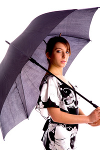 年轻女子打着伞图片
