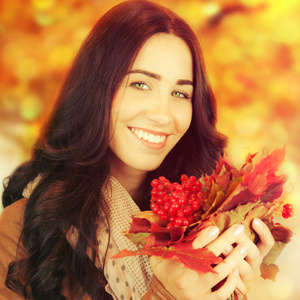 女人在秋天树叶背景