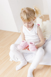 小女孩用的衣服和鞋子的婴儿图片