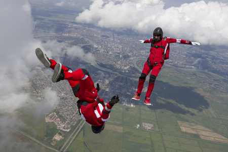 孤立向量插图伞兵建立在自由落体的图两个自由落体的跳伞者两个自由