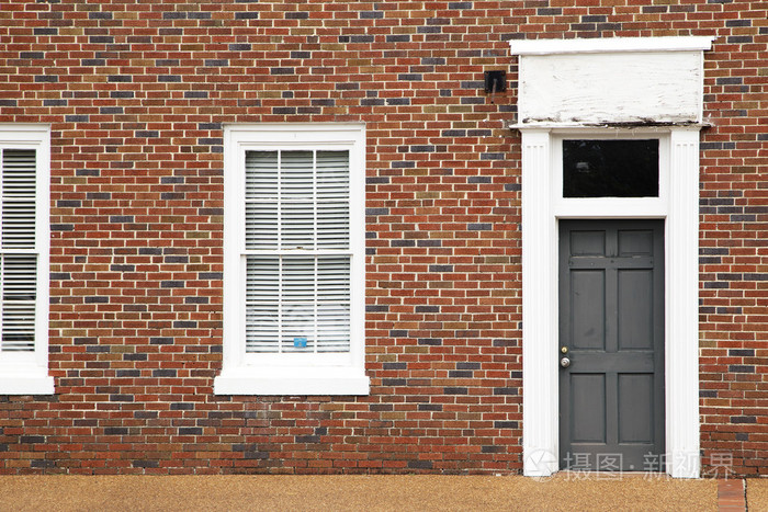 门和窗户的红砖建筑