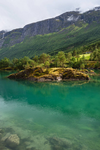 绿湖 Lovatnet 在 Lodal 山谷。挪威风景秀丽的风景。晴朗的天气