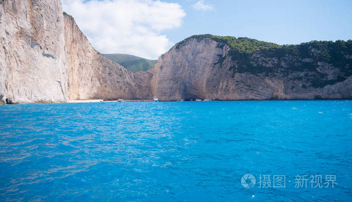 船驶入海湾 Navagio 岛扎金索斯