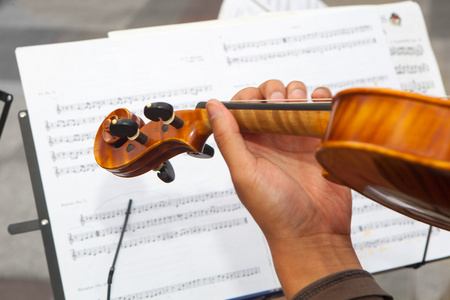 音乐家演奏小提琴乐器在大街上