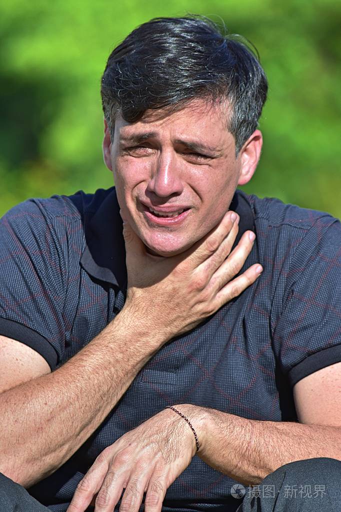 拉丁裔男性喉咙痛