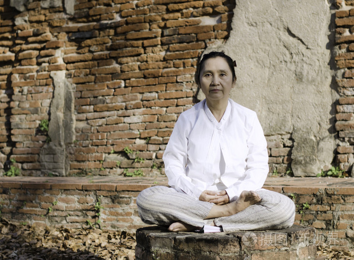 打坐的佛教女人