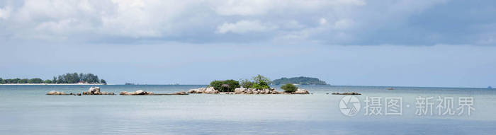 在阳光明媚的夏日中欣赏海洋和海滩度假胜地的全景, 那里有蓝天和水的民丹岛印度尼西亚