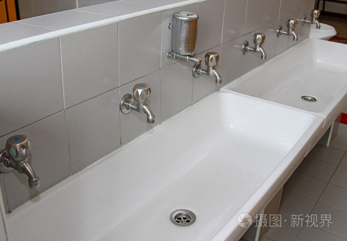 水槽和厕所的一家托儿所的水龙头洗手盆