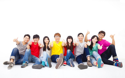 高兴的坐着图片