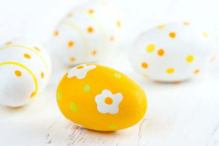 黄色复活节蛋在白色背景上