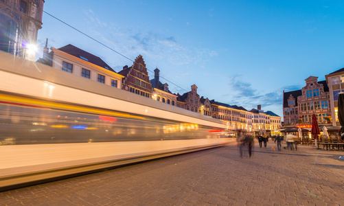 根特，比利时2015 年 4 月 20 日 电车快速进入城市中心