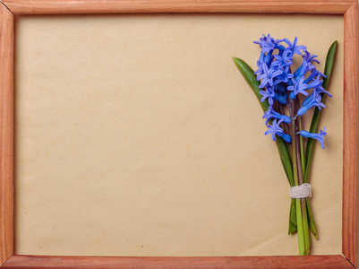 木框架中的文本的空间与蓝色风信子的花束