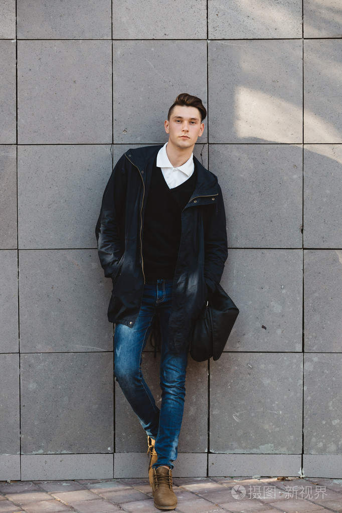 时尚潮人男模特户外