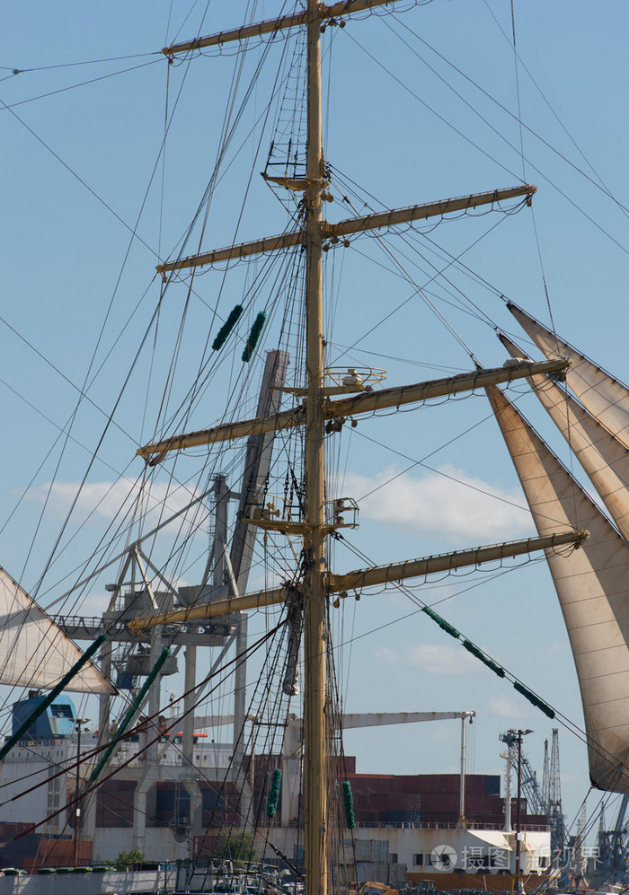 大船上的桅杆