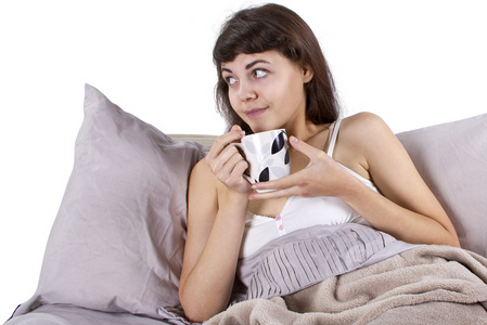 在早晨喝咖啡在床上的女人图片