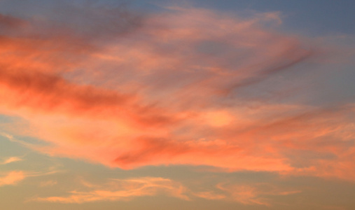 在天空中美丽的红色夕阳