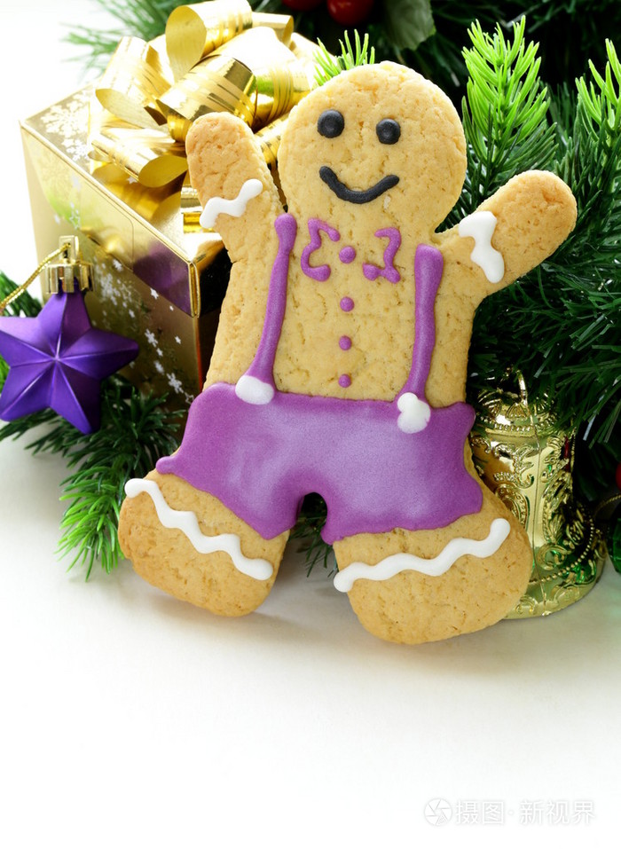 节日装饰着圣诞树的传统圣诞姜饼人