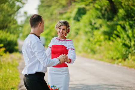 美丽的夫妇身穿传统服装的婚礼图片