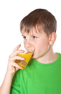 男孩喝果汁