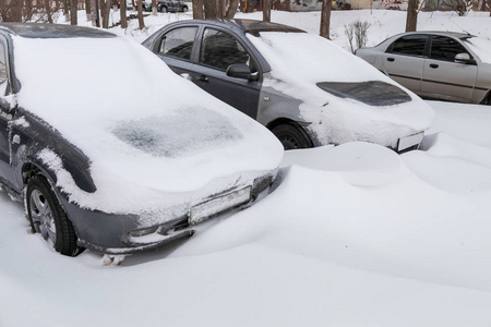 暴风雪后停车场的汽车被雪覆盖图片