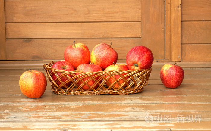 秋仍然生活着柳条编织的篮子红苹果关闭
