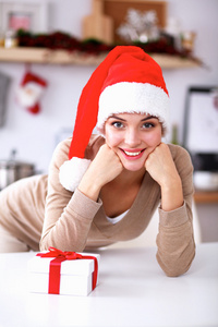 微笑在厨房里的年轻女子，孤立的圣诞节背景