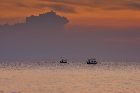 小 filhing 船在大海中