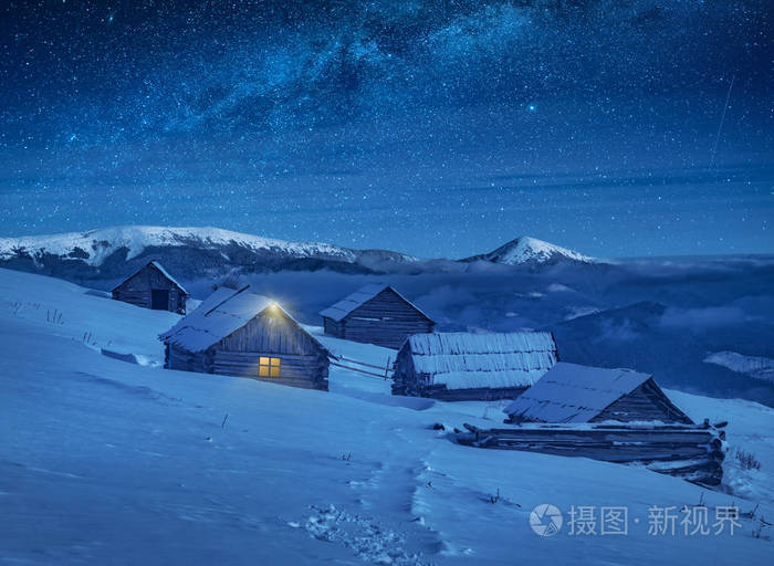 梦幻般的银河在星空下.冬夜圣诞节