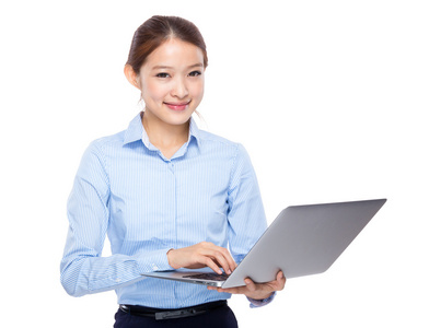 年轻的女商人用的笔记本电脑