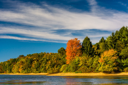 在考德鲁斯 stat 之湖马尔堡滨初秋天颜色