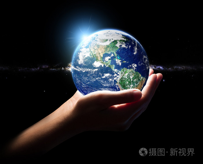 手执地球和宇宙环境概念元素菲尼