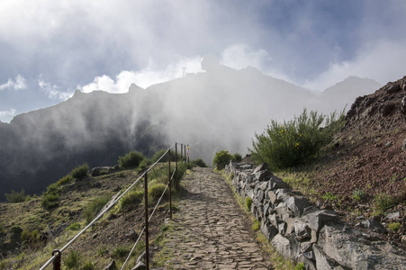 笔克做 Arieiro 远足小径, 惊人的魔力景观, 令人难以置信的景色, 岩石和薄雾, 防空雷达站在山上