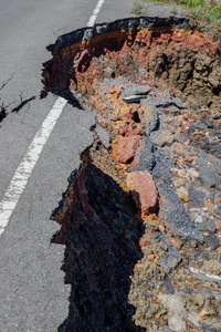 裂缝和沥青路面因地震的侵蚀图片