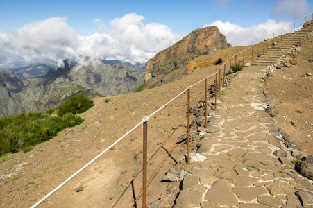 笔克做 Arieiro 远足小径, 惊人的魔力景观, 令人难以置信的景色, 岩石和薄雾, 路径与栏杆