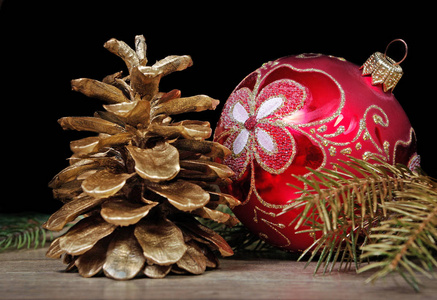 新年背景。新年的球, 圣诞树的树枝和木桌上的金杉木锥体
