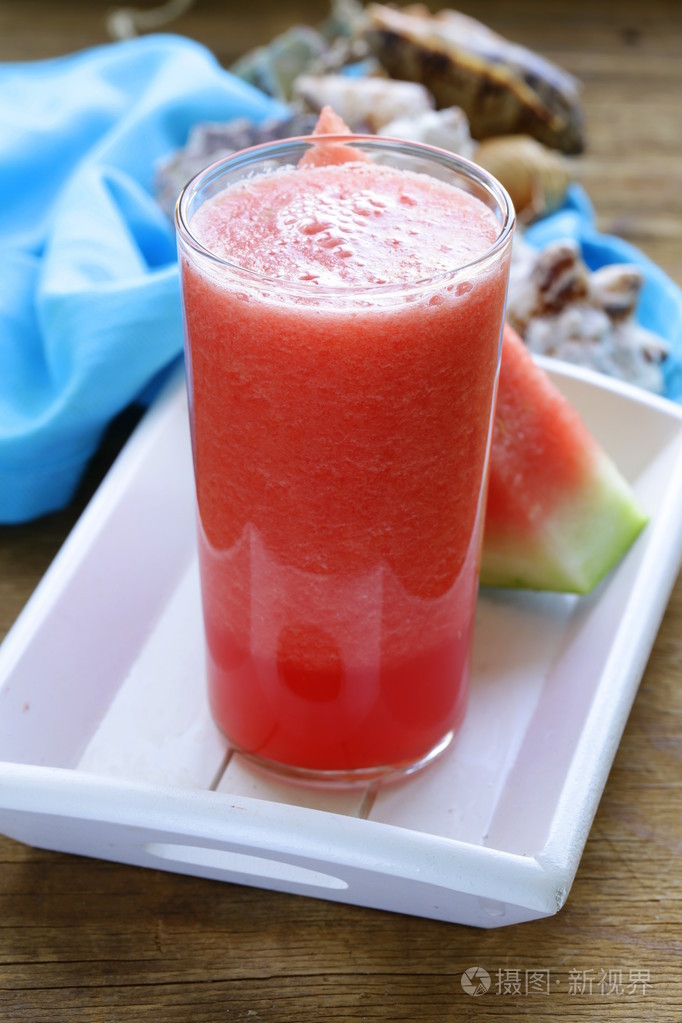 在一张小木桌上新鲜甜甜的西瓜奶昔照片-正版商用图片0blnnc-摄图新视