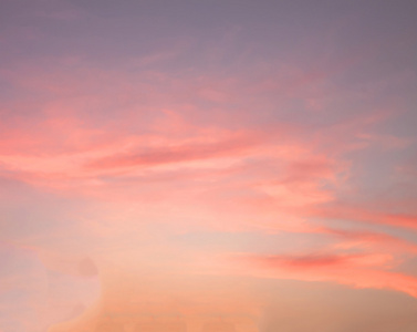 橙色的夕阳的天空