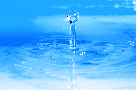 蓝色飞溅的水滴,照片