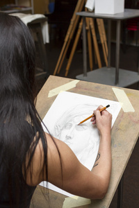 年轻的艺术家描绘的一支铅笔