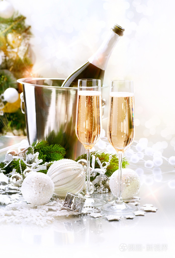 庆祝新的一年.两个香槟杯