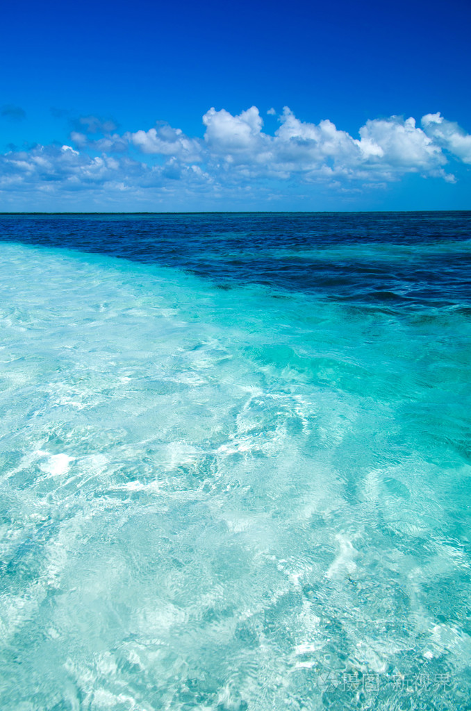 蓝色的大海云天空下