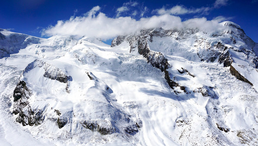 雪山山脉与云